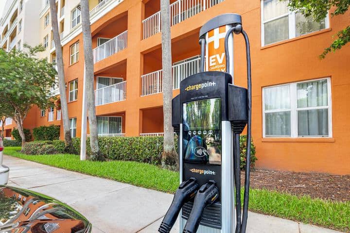 Electric vehicle charging station